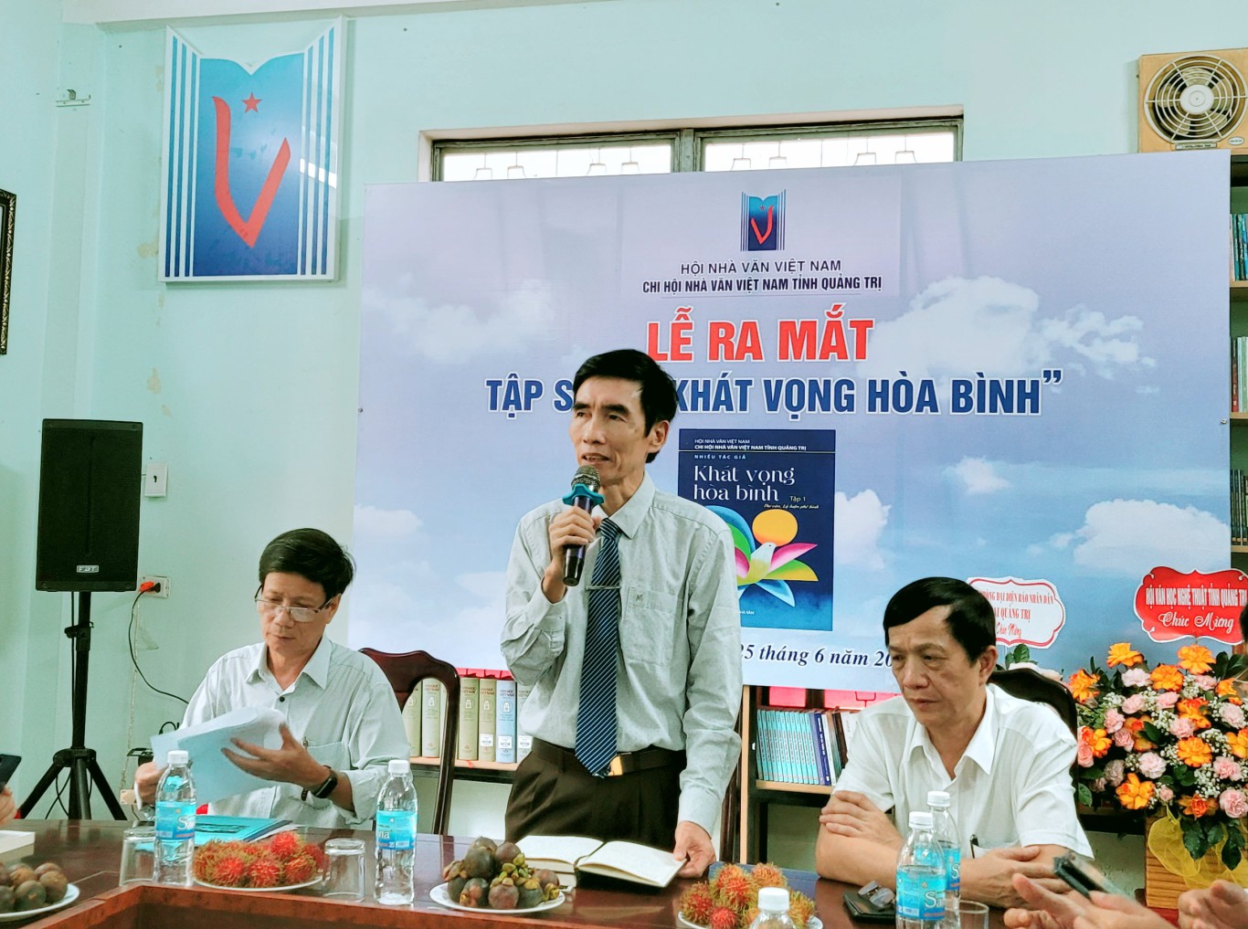 Nh&agrave; thơ Nguyễn Hữu Qu&yacute;, Chi hội trưởng Chi hội Nh&agrave; văn Việt Nam tỉnh Quảng Trị b&aacute;o c&aacute;o qu&aacute; tr&igrave;nh thực hiện tập s&aacute;ch